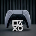 Soporte Playstation cuadrado para mando PS5 (Monocolor)